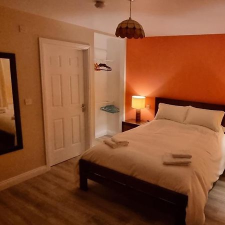Spacious Curragh 2-Bed Apartment With Own Entrance Brownstown ภายนอก รูปภาพ