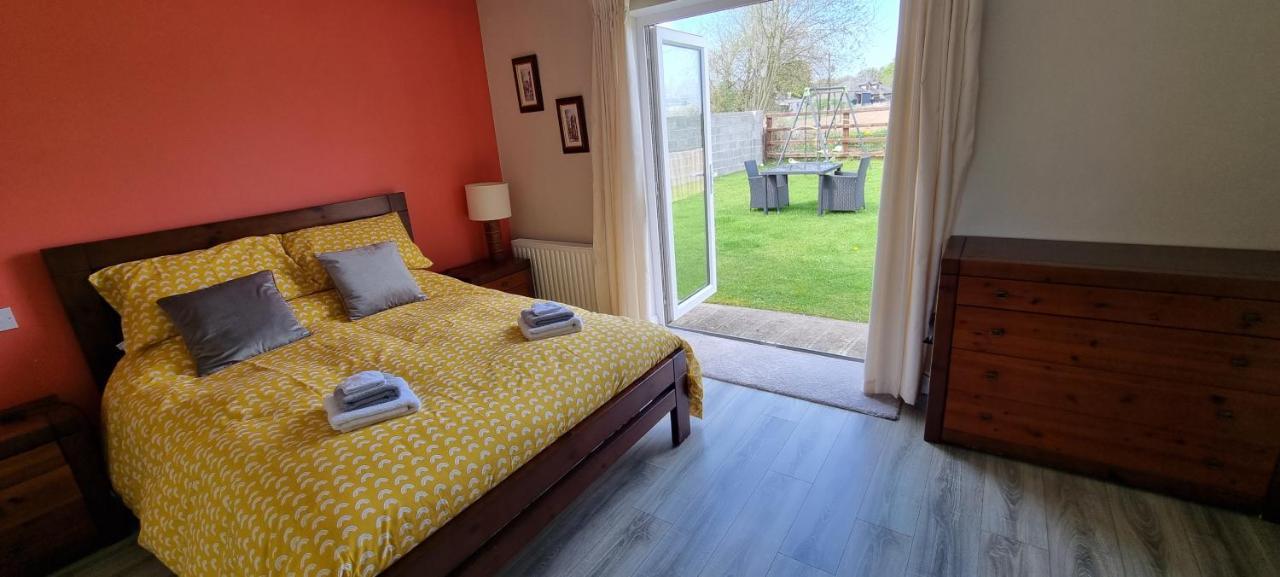 Spacious Curragh 2-Bed Apartment With Own Entrance Brownstown ภายนอก รูปภาพ