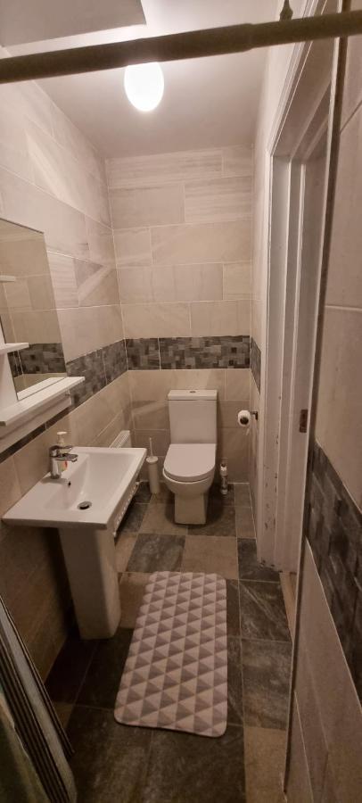 Spacious Curragh 2-Bed Apartment With Own Entrance Brownstown ภายนอก รูปภาพ