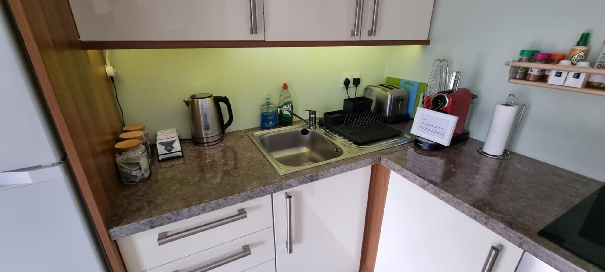 Spacious Curragh 2-Bed Apartment With Own Entrance Brownstown ภายนอก รูปภาพ