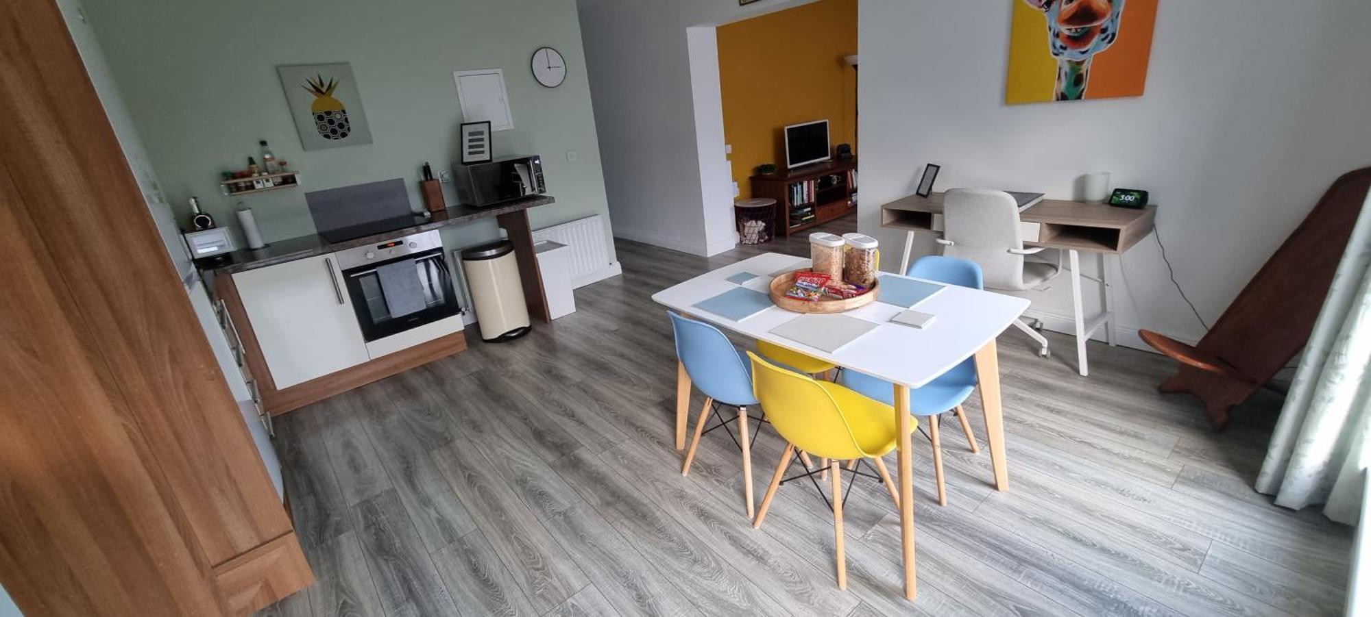Spacious Curragh 2-Bed Apartment With Own Entrance Brownstown ภายนอก รูปภาพ