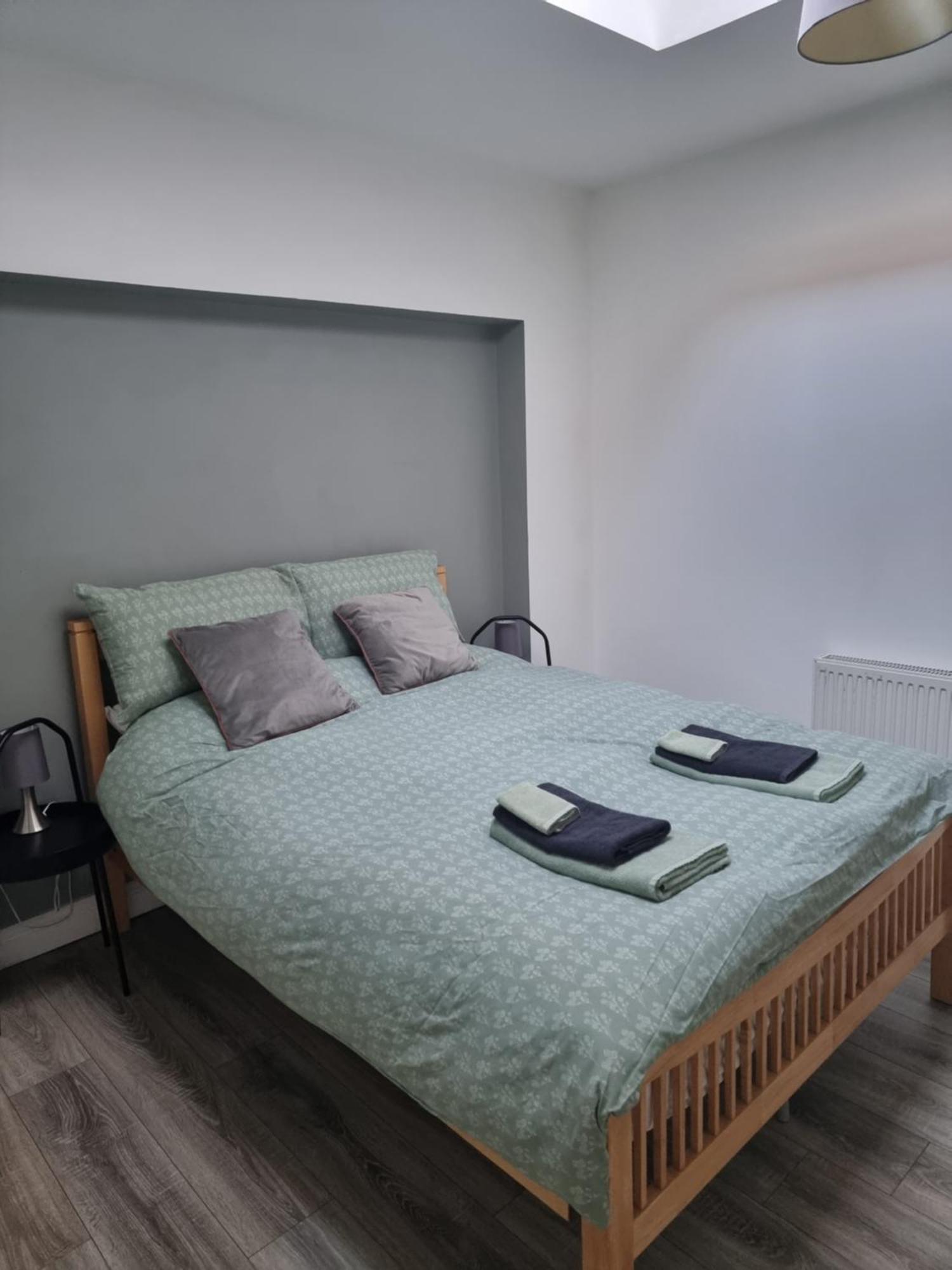 Spacious Curragh 2-Bed Apartment With Own Entrance Brownstown ภายนอก รูปภาพ