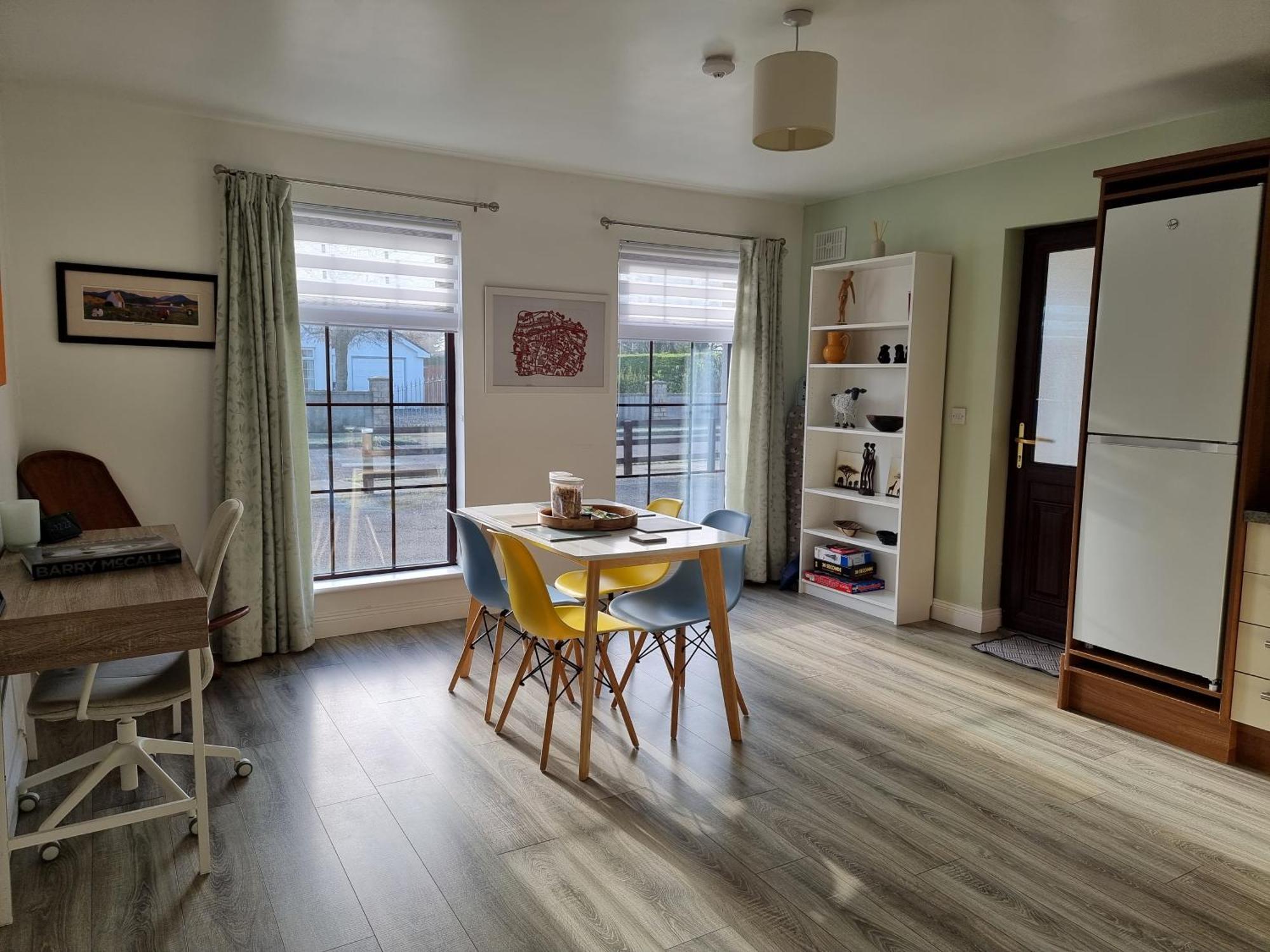 Spacious Curragh 2-Bed Apartment With Own Entrance Brownstown ภายนอก รูปภาพ